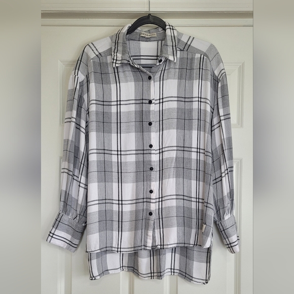 Frye & Co. Black, White, and Grey Flannel Button Down - Size XL - Picture 1 of 10